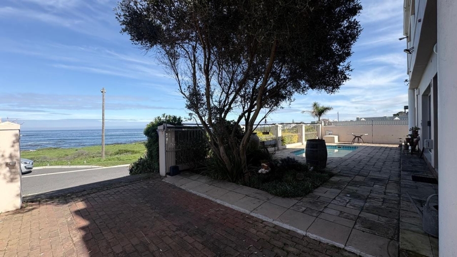 5 Bedroom Property for Sale in Sandbaai Western Cape
